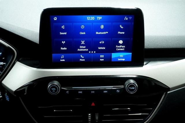 Photo of 2021 Star White Ford Escape