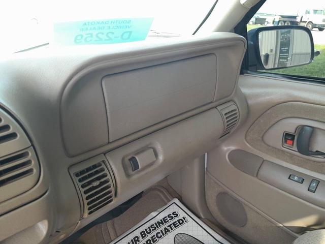 Photo of 1997 Summit White GMC Sierra 1500