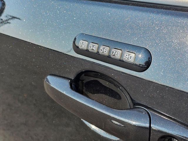 Photo of 2013 Tuxedo Black Metallic Ford Edge