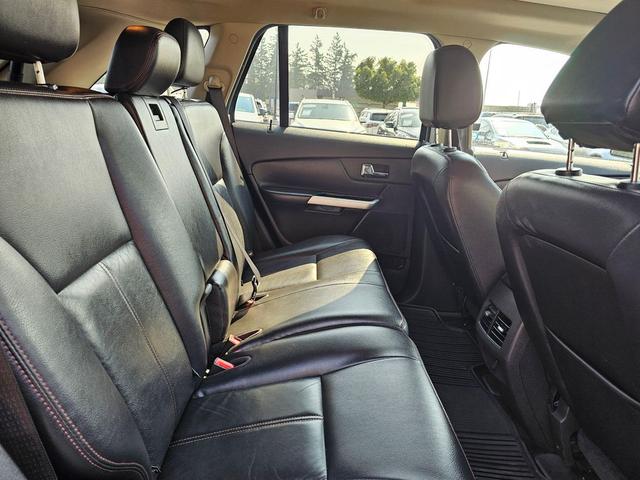 Photo of 2013 Tuxedo Black Metallic Ford Edge