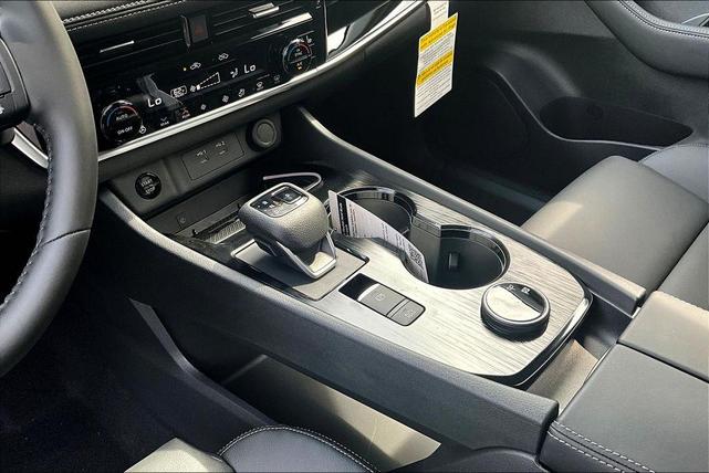 Photo of 2025 2t Dk Beige Blk Nissan Rogue