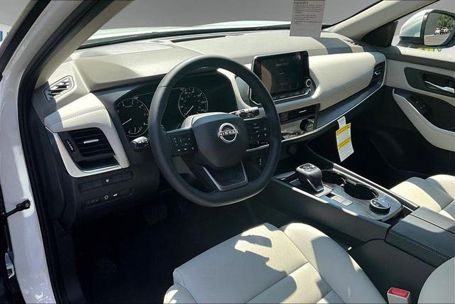 Photo of 2025 Everest White P Nissan Rogue