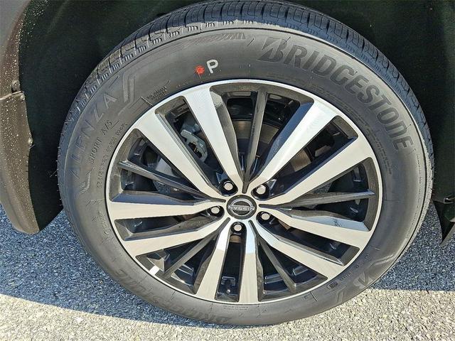 Photo of 2025 Everest White P Nissan Pathfinder