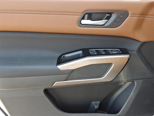 Photo of 2025 Everest White P Nissan Pathfinder