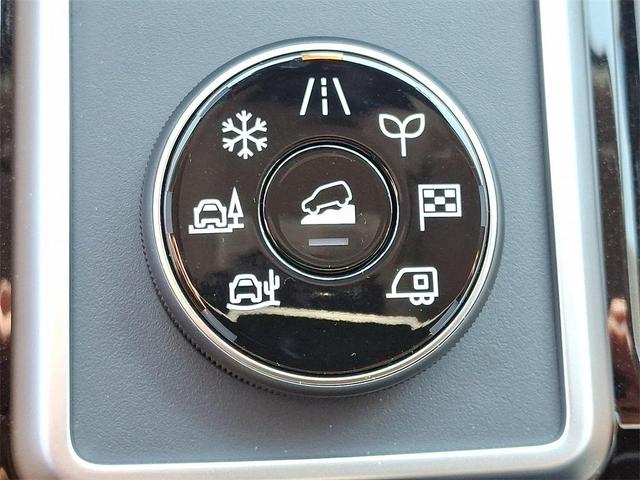 Photo of 2025 Everest White P Nissan Pathfinder