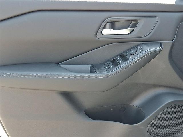 Photo of 2025 Everest White P Nissan Rogue
