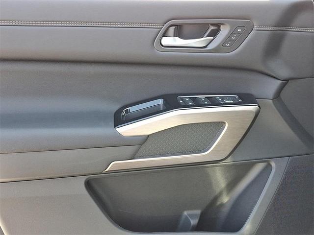 Photo of 2025 Everest White P Nissan Pathfinder