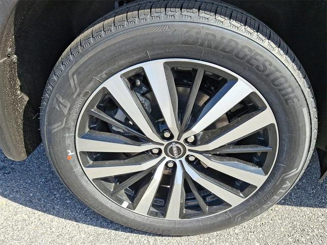 Photo of 2025 Everest White P Nissan Pathfinder