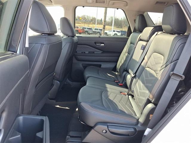 Photo of 2025 Everest White P Nissan Pathfinder