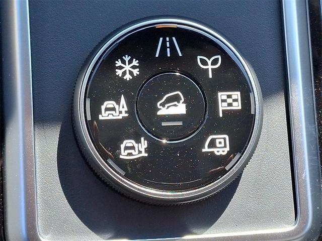 Photo of 2025 Everest White P Nissan Pathfinder