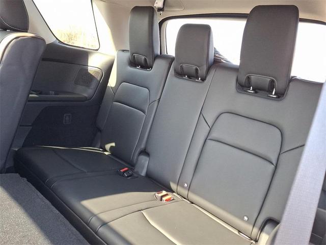 Photo of 2025 Everest White P Nissan Pathfinder