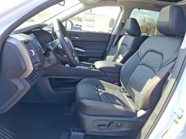 Photo of 2025 Everest White P Nissan Pathfinder