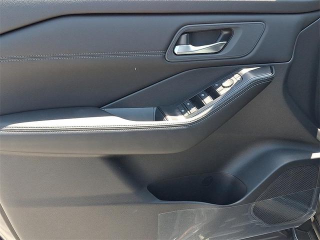 Photo of 2025 Gun Metallic Nissan Rogue