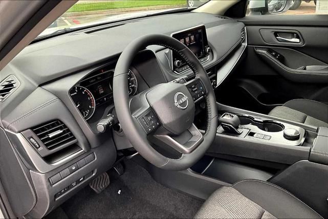 Photo of 2025 Silver Nissan Rogue