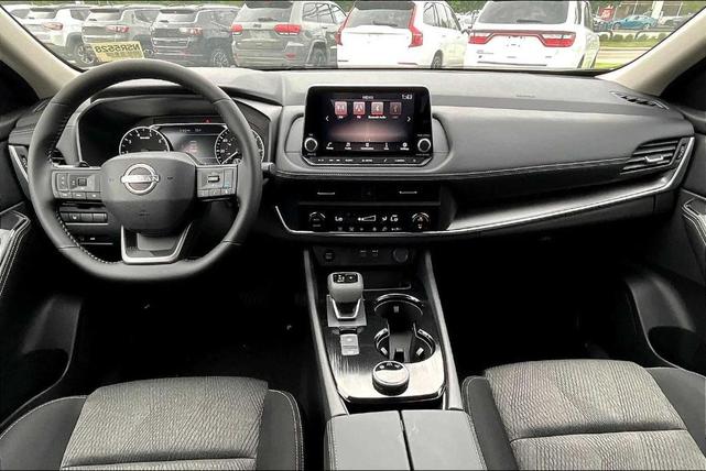 Photo of 2025 Silver Nissan Rogue