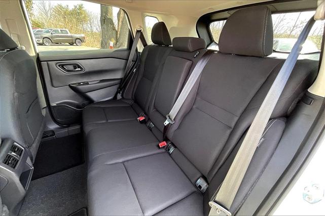 Photo of 2025 Glacier White Nissan Rogue