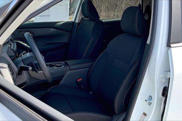 Photo of 2025 Glacier White Nissan Rogue