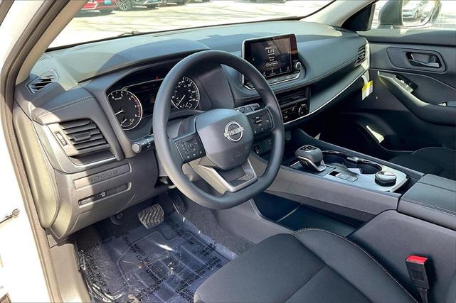 Photo of 2025 Glacier White Nissan Rogue