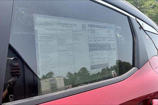 Photo of 2025 2t Red Blk Roof Nissan Kicks