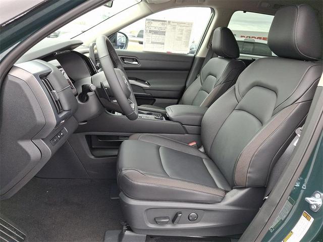 Photo of 2025 2t Grn Blk Roof Nissan Pathfinder