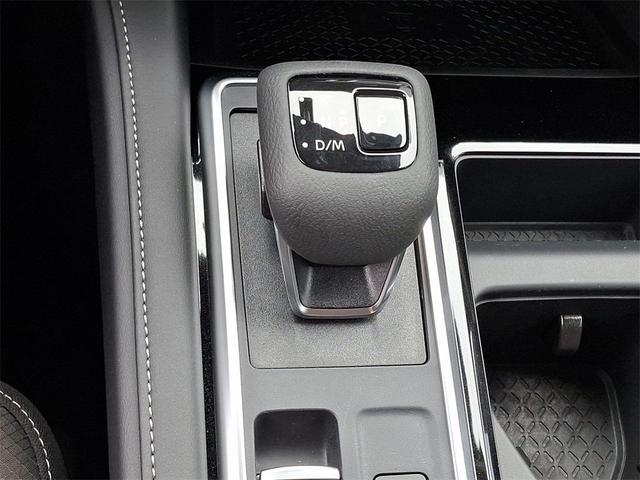 Photo of 2025 2t Grn Blk Roof Nissan Pathfinder