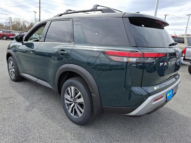 Photo of 2025 2t Grn Blk Roof Nissan Pathfinder