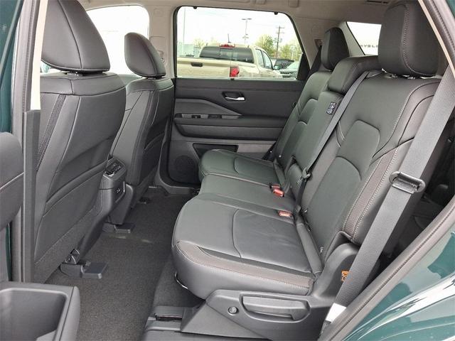 Photo of 2025 2t Grn Blk Roof Nissan Pathfinder