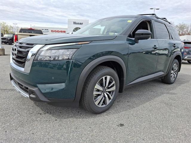 Photo of 2025 2t Grn Blk Roof Nissan Pathfinder