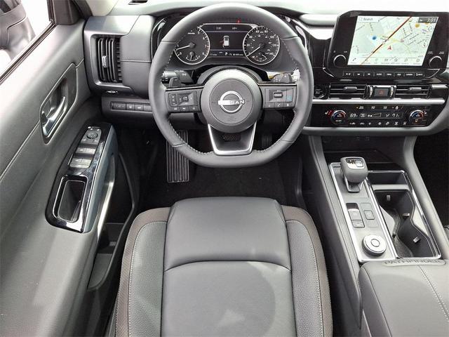 Photo of 2025 2t Grn Blk Roof Nissan Pathfinder