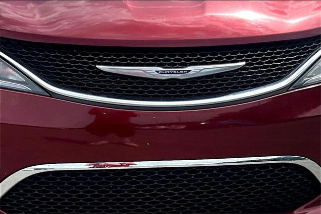 Photo of 2020 Velvet Red Pearlcoat Chrysler Pacifica