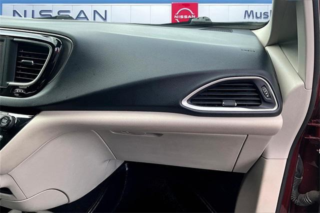 Photo of 2020 Velvet Red Pearlcoat Chrysler Pacifica
