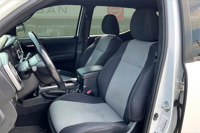 Photo of 2021 Super White Toyota Tacoma
