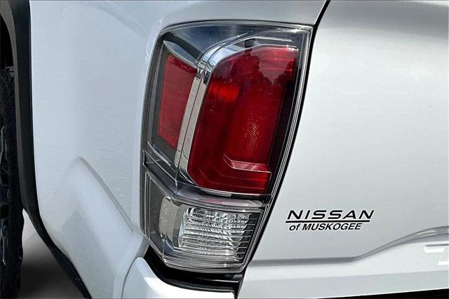 Photo of 2021 Super White Toyota Tacoma