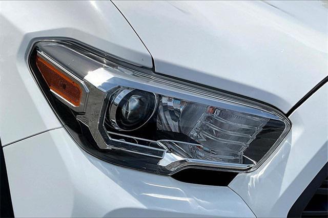 Photo of 2021 Super White Toyota Tacoma