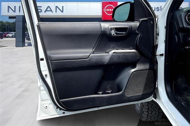 Photo of 2021 Super White Toyota Tacoma