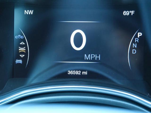 Photo of 2022 Diamond Black Crystal Pearlcoat Jeep Grand Cherokee WK
