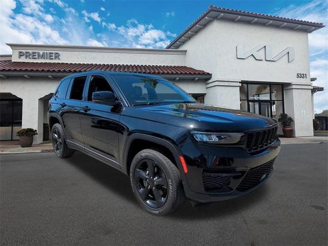 Photo of 2023 Diamond Black Jeep Grand Cherokee