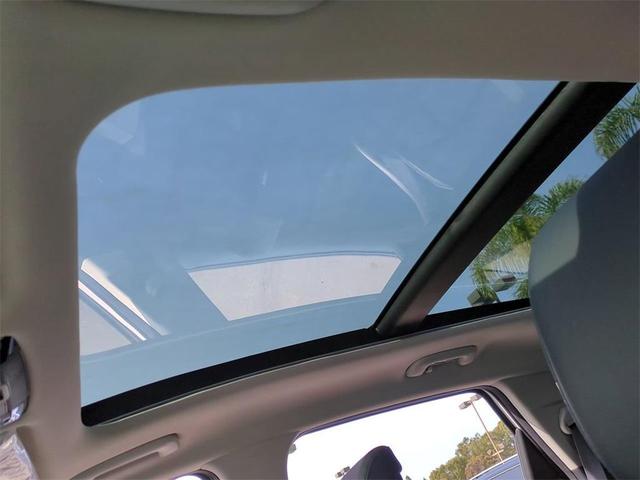 Photo of 2025 Glacial White Pearl Kia Sportage