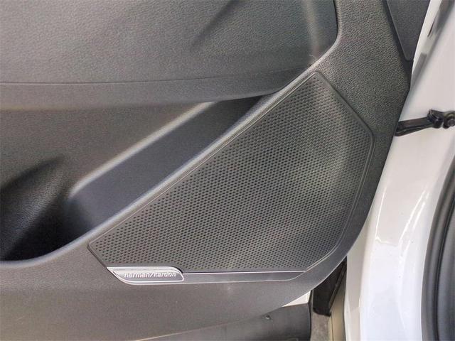 Photo of 2025 Glacial White Pearl Kia Sportage