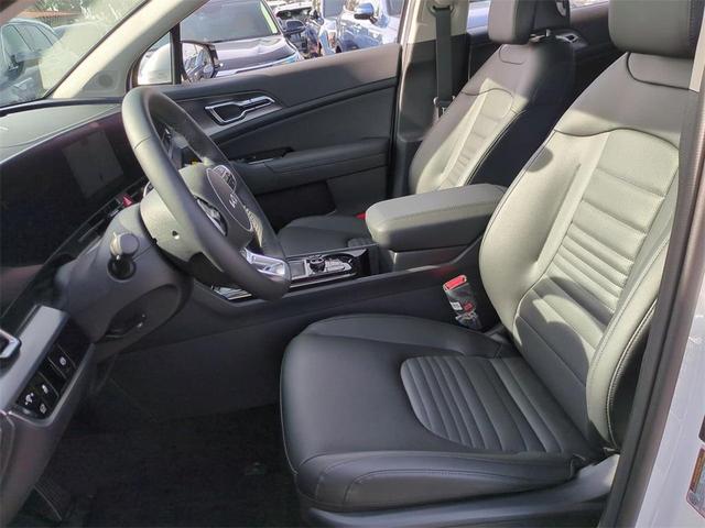 Photo of 2025 Glacial White Pearl Kia Sportage
