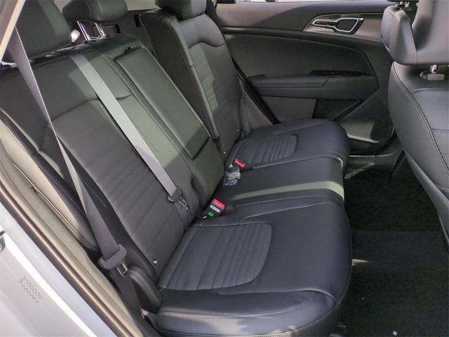 Photo of 2025 Glacial White Pearl Kia Sportage