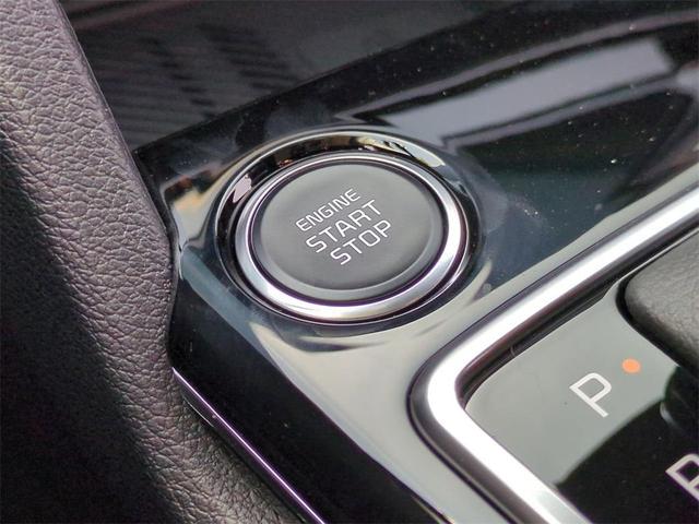 Photo of 2025 Glacial White Pearl Kia Sportage