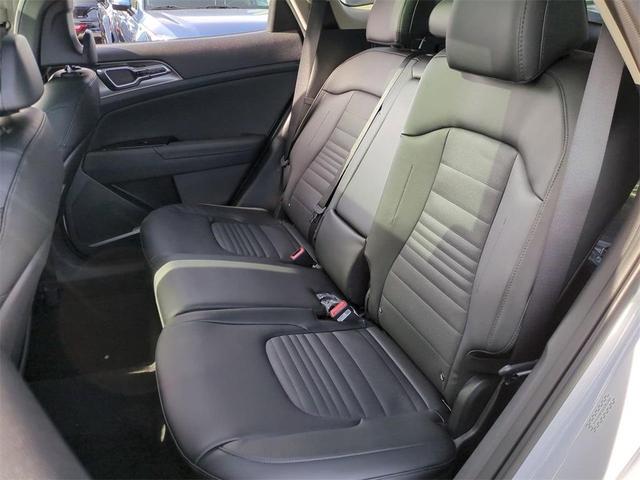 Photo of 2025 Glacial White Pearl Kia Sportage