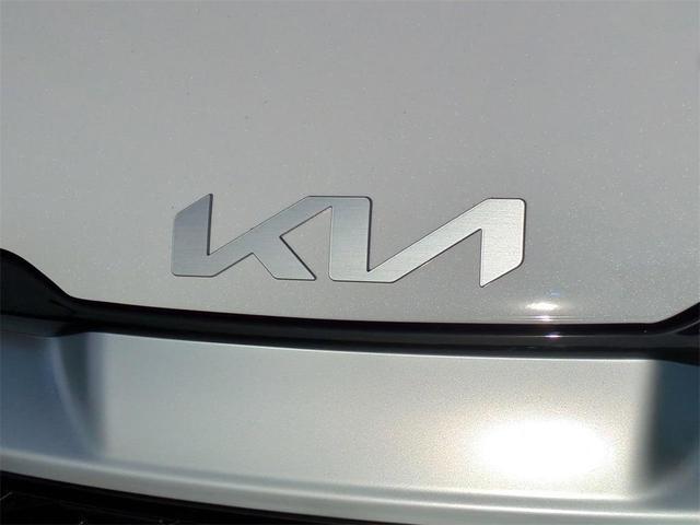 Photo of 2025 Glacial White Pearl Kia Sportage