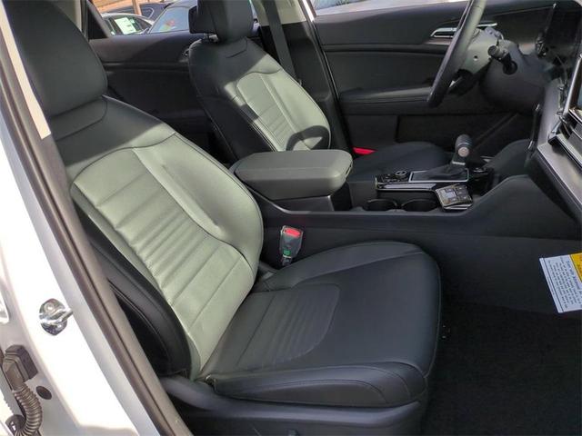 Photo of 2025 Glacial White Pearl Kia Sportage