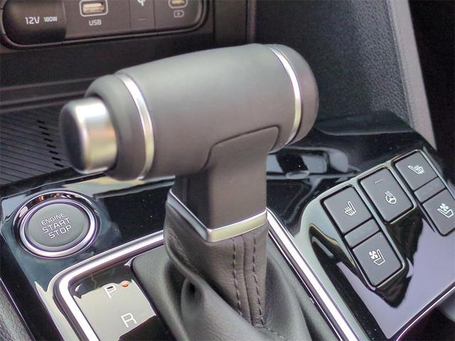 Photo of 2025 Glacial White Pearl Kia Sportage