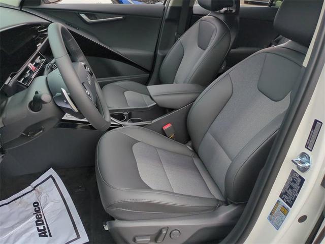 Photo of 2025 Snow White Pearl Kia Niro EV