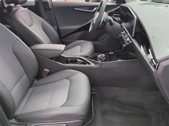 Photo of 2025 Snow White Pearl Kia Niro EV