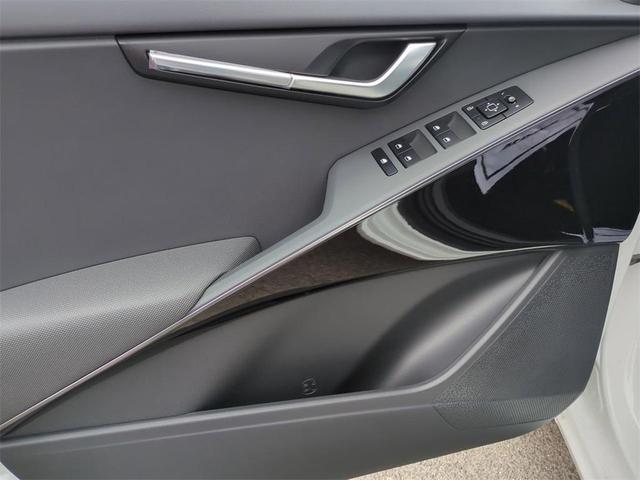 Photo of 2025 Snow White Pearl Kia Niro EV
