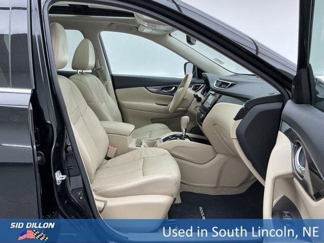 Photo of 2015 Super Black Nissan Rogue